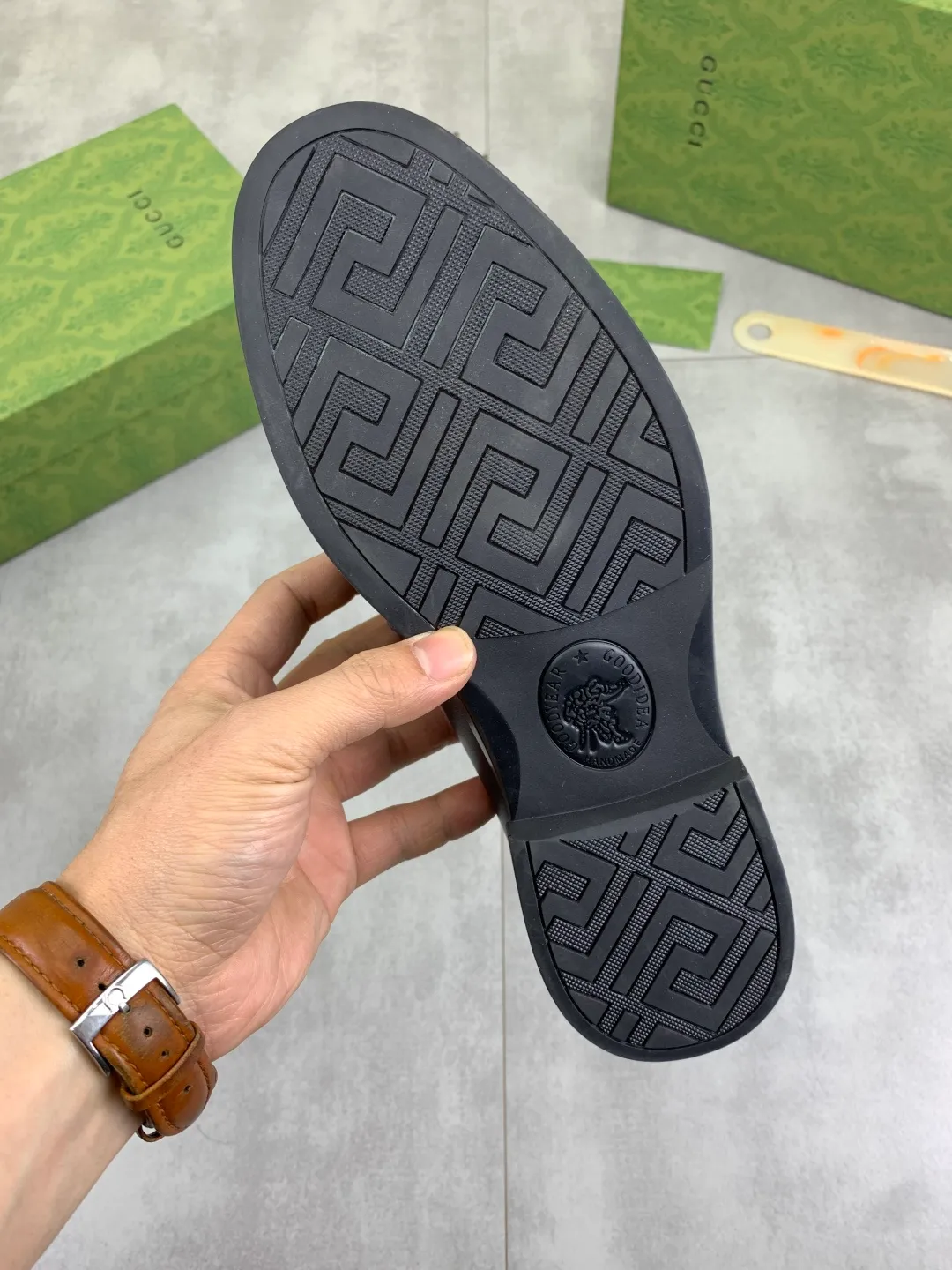 Men's shoes💰P500💰【New model, soft and comfortable Gucci classic business leather shoes hot selection (Gucci) official website latest Gucci 🎁 business leather shoes, hot style 💥 simple and elegant style, exclusive for trendy men. Unique official website latest brand original double G embossed element 👑Gucci Original decoration, fashionable and generous, made of original calfskin ✅ fully imported first-layer pigskin lining, official website designated wear-resistant, rubber business outsole, real-life photos of classic models at the counter 🎬38-44 (customized for 45) 3⃣️ colors available